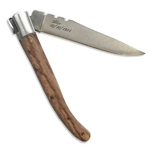 Coltello con manico in frassino esotico inciso con un nome